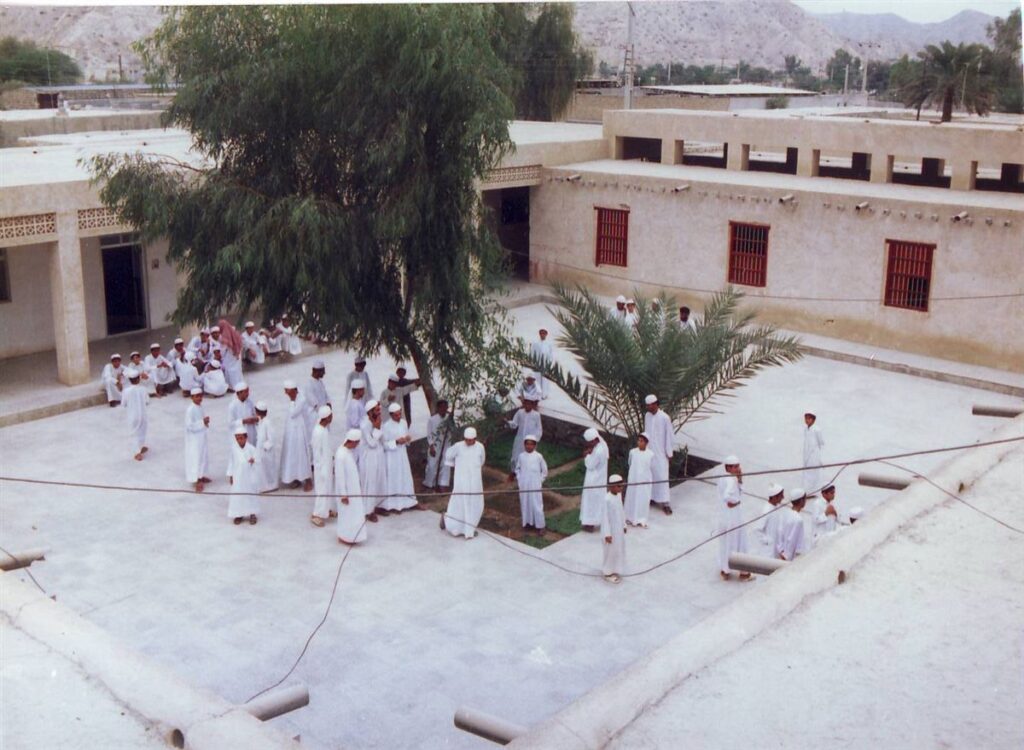 حیاط مدرسه قدیم با حضور طلاب