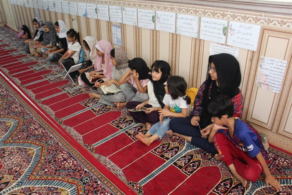 کلاس قرآن؛ قرآن‌آموزان در حال یادگیری