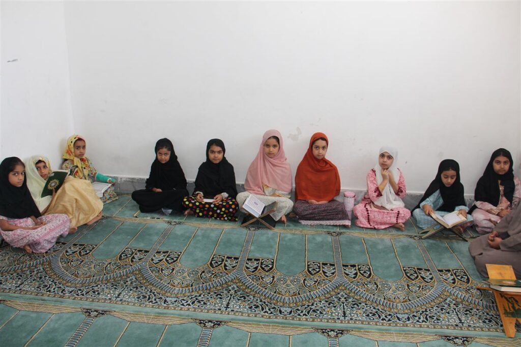 قرآنآموزان در حال تلاوت قرآن در کلاس